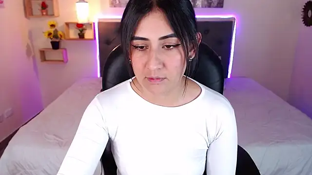 mia aira online show from December 5, 8:33 pm