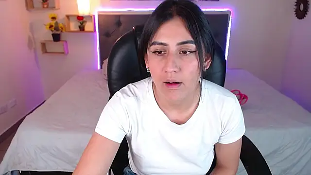 mia aira online show from December 6, 8:29 pm