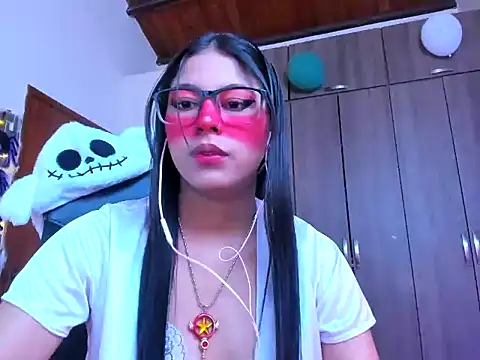 Snapshot of _ALLYSON18_ chatting on October 13, 11:43 am ALLYSON18 online show from October 13, 11:43 am