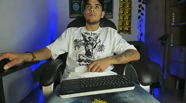 Snapshot of mikee_scooth chatting on January 6, 4:26 am mikee scooth online show from January 6, 4:26 am