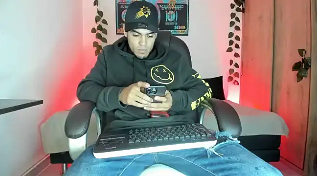 Snapshot of mikee_scooth chatting on March 3, 3:19 am mikee scooth online show from March 3, 3:19 am