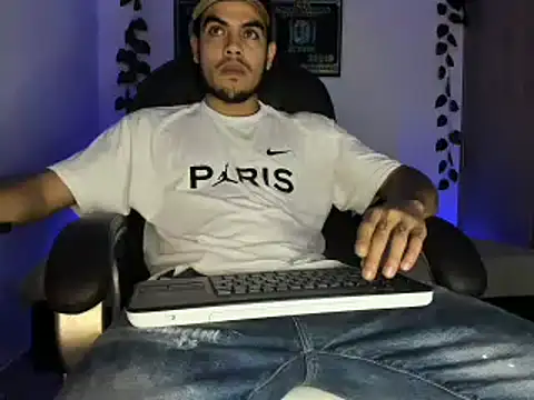 Snapshot of mikee_scooth chatting on March 17, 12:52 am mikee scooth online show from March 17, 12:52 am