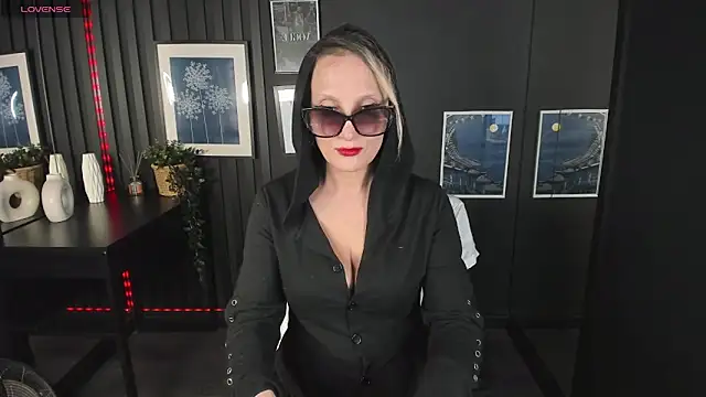 Queen Anna  online show from January 24, 7:49 pm