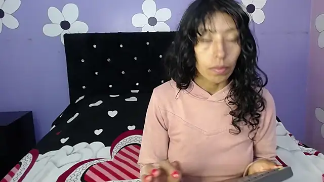 Snapshot of karolinee_66_ chatting on February 27, 4:23 am karolinee 66 online show from February 27, 4:23 am