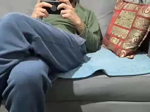 Snapshot of 4small4inchlol chatting on December 11, 7:03 pm 4small4inchlol online show from December 11, 7:03 pm