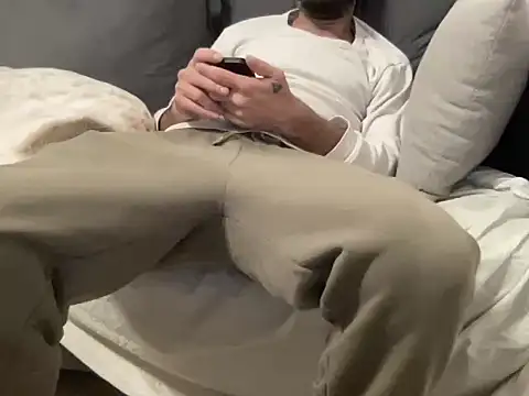 Snapshot of 4small4inchlol chatting on February 3, 8:25 pm 4small4inchlol online show from February 3, 8:25 pm