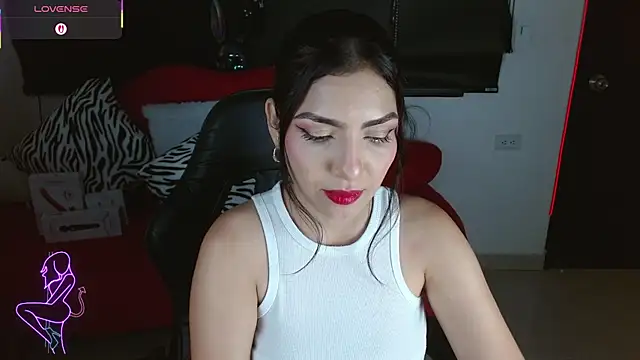 Snapshot of Carolaine69_ chatting on June 22, 1:52 pm Carolaine69 online show from June 22, 1:52 pm
