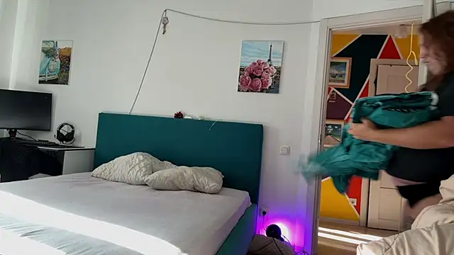 courteous raspberrry online show from September 25, 12:42 pm