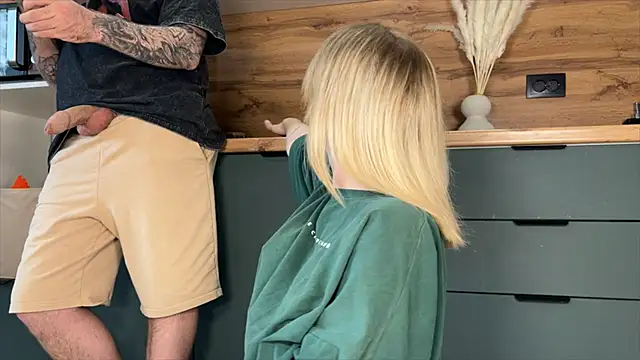 Snapshot of Adelovenick chatting on April 1, 10:38 am Adelovenick online show from April 1, 10:38 am