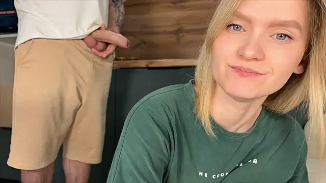 Snapshot of Adelovenick chatting on April 5, 3:15 am Adelovenick online show from April 5, 3:15 am