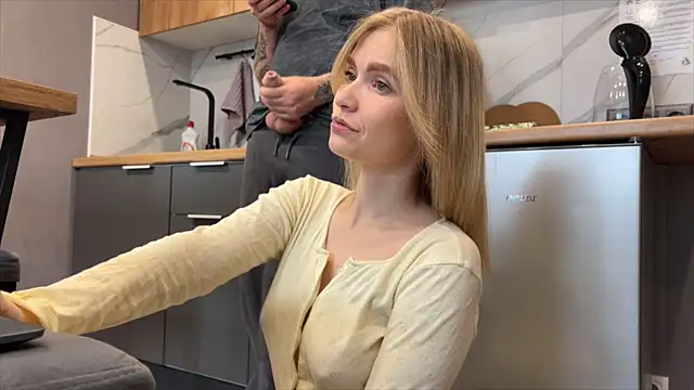 Snapshot of Adelovenick chatting on April 16, 3:40 am Adelovenick online show from April 16, 3:40 am