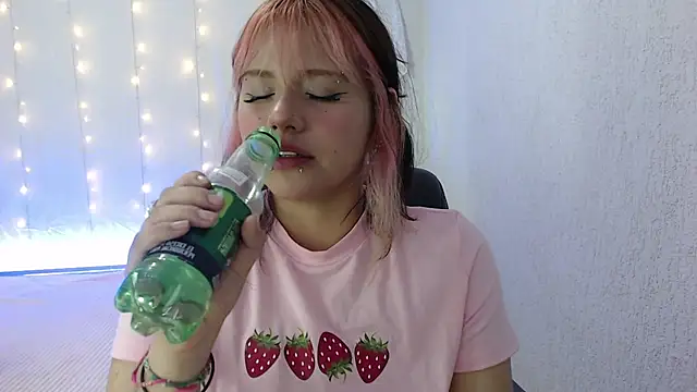 Snapshot of mixie_cute chatting on December 1, 11:25 pm mixie cute online show from December 1, 11:25 pm