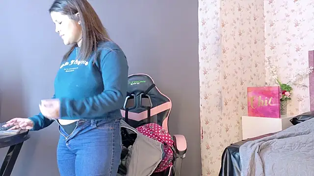 Snapshot of AvrillThomas chatting on October 13, 3:34 pm AvrillThomas online show from October 13, 3:34 pm