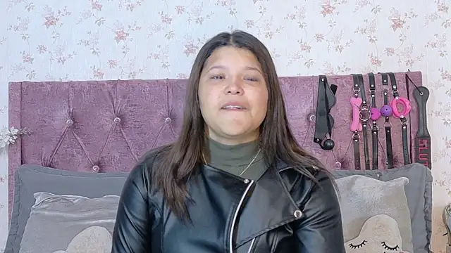 Snapshot of AvrillThomas chatting on October 15, 2:06 pm AvrillThomas online show from October 15, 2:06 pm