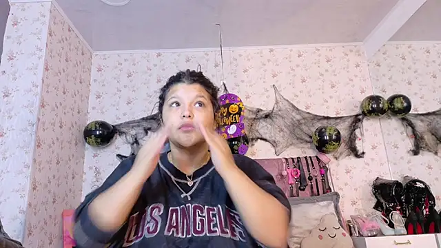 Snapshot of AvrillThomas chatting on October 23, 3:33 pm AvrillThomas online show from October 23, 3:33 pm