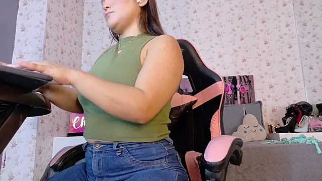 Snapshot of AvrillThomas chatting on November 12, 4:29 pm AvrillThomas online show from November 12, 4:29 pm