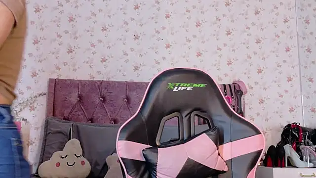 Snapshot of AvrillThomas chatting on November 18, 5:39 pm AvrillThomas online show from November 18, 5:39 pm