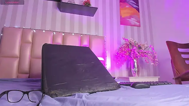 Snapshot of vayoleen chatting on December 13, 9:09 pm vayoleen online show from December 13, 9:09 pm