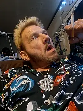 Snapshot of gettinit2wice chatting on December 15, 4:50 am gettinit2wice online show from December 15, 4:50 am