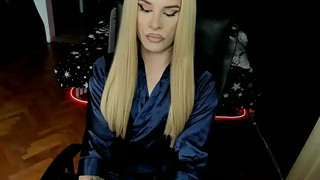 Snapshot of EvelynLexy chatting on October 15, 8:36 am EvelynLexy online show from October 15, 8:36 am