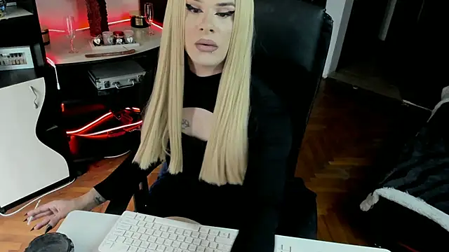 Snapshot of EvelynLexy chatting on November 14, 11:31 am EvelynLexy online show from November 14, 11:31 am