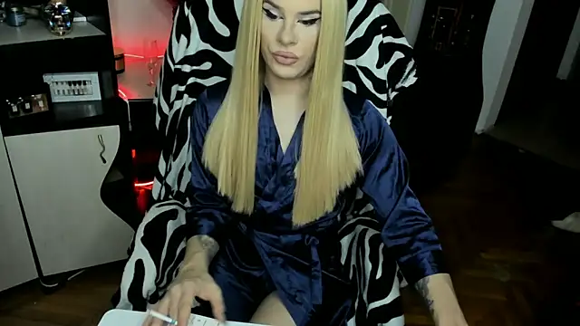 Snapshot of EvelynLexy chatting on November 18, 9:41 pm EvelynLexy online show from November 18, 9:41 pm