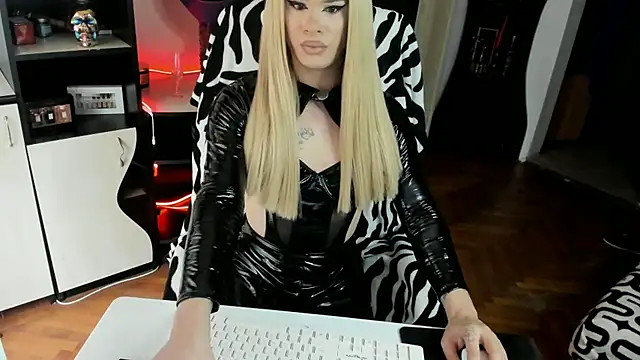 Snapshot of EvelynLexy chatting on November 28, 8:39 am EvelynLexy online show from November 28, 8:39 am