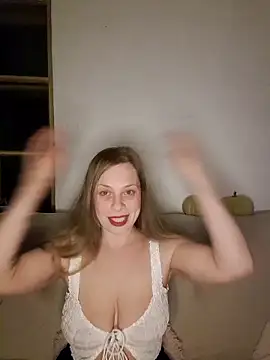 Snapshot of katiestevens chatting on October 31, 10:11 pm katiestevens online show from October 31, 10:11 pm