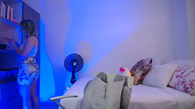 candydowson1 online show from April 8, 8:31 pm