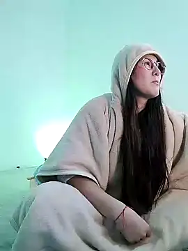 Elle Lee  online show from December 11, 5:32 am