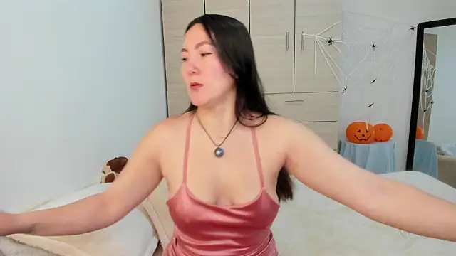 Elle Lee  online show from October 13, 3:45 pm