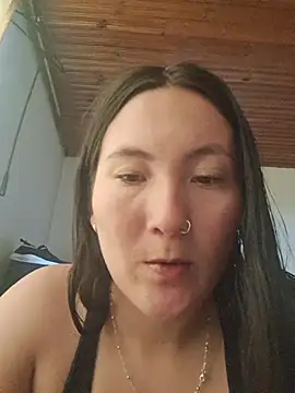 Elle Lee  online show from April 8, 7:25 pm