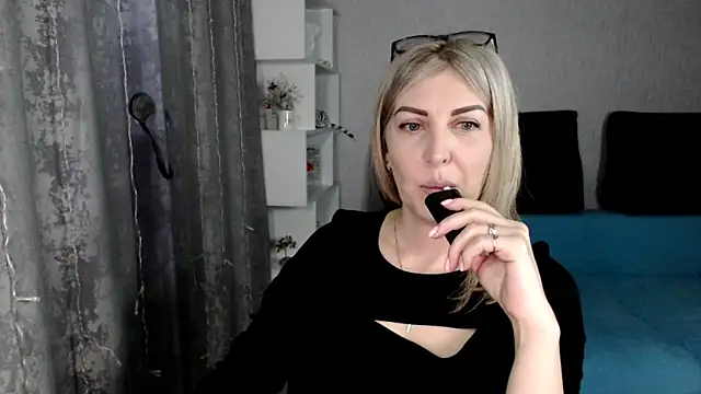 Amelia Harper online show from March 12, 2:45 pm