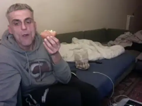 Snapshot of skossa777 chatting on March 18, 8:37 pm skossa777 online show from March 18, 8:37 pm