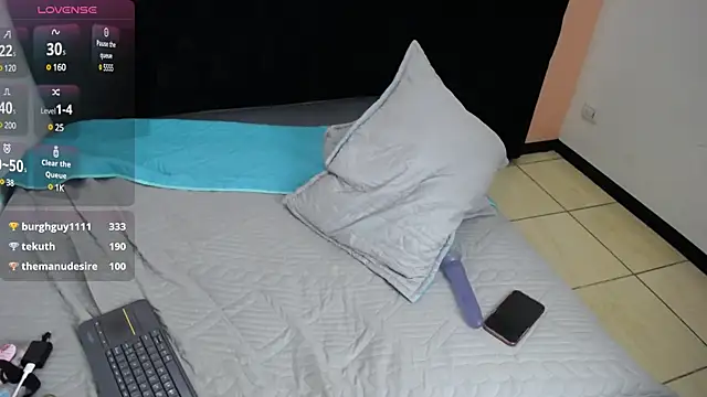 Snapshot of _kiitty chatting on December 10, 5:44 pm  kiitty online show from December 10, 5:44 pm