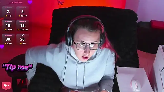 bonnie moon  online show from October 25, 7:41 pm