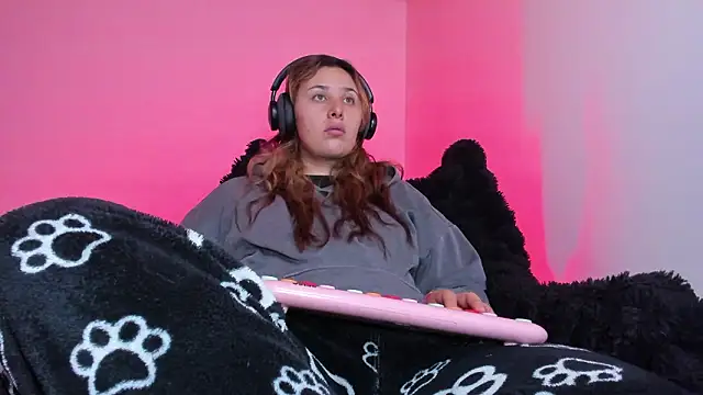 bonnie moon  online show from February 1, 5:22 pm