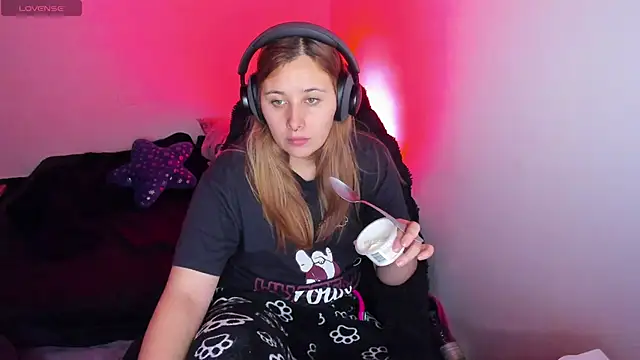 bonnie moon  online show from April 9, 11:21 pm