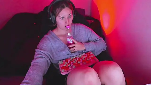 bonnie moon  online show from April 16, 8:53 pm