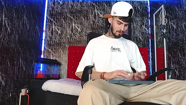 Snapshot of Brutal_Sex_Fucking chatting on December 11, 12:54 am Brutal Sex Fucking online show from December 11, 12:54 am