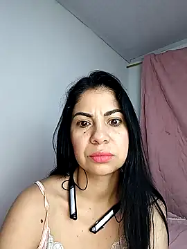 saralunabella online show from December 22, 4:17 pm