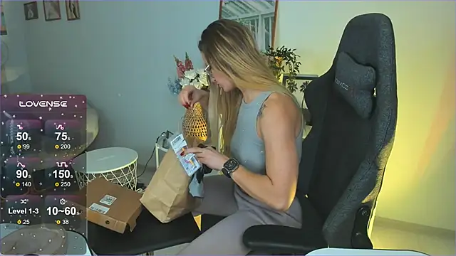 Snapshot of LadyIzabel chatting on December 3, 8:38 am LadyIzabel online show from December 3, 8:38 am