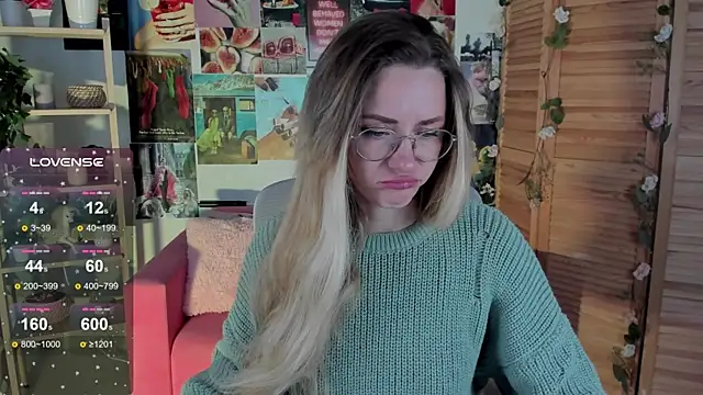 Snapshot of LadyIzabel chatting on December 12, 8:36 am LadyIzabel online show from December 12, 8:36 am