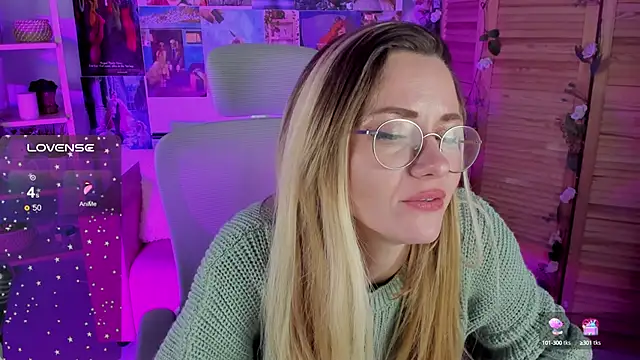 Snapshot of LadyIzabel chatting on December 12, 3:05 pm LadyIzabel online show from December 12, 3:05 pm