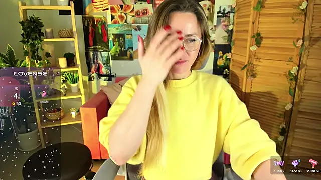 Snapshot of LadyIzabel chatting on December 17, 11:39 am LadyIzabel online show from December 17, 11:39 am