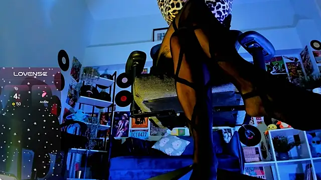 Snapshot of LadyIzabel chatting on December 19, 11:50 am LadyIzabel online show from December 19, 11:50 am