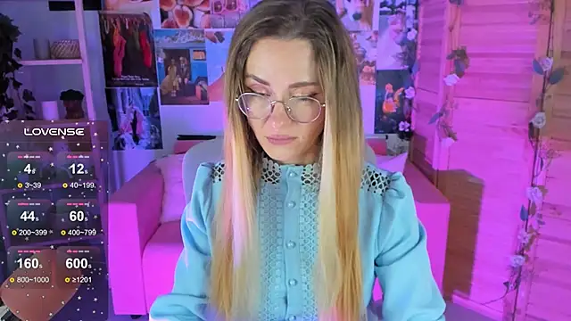 Snapshot of LadyIzabel chatting on February 8, 9:24 am LadyIzabel online show from February 8, 9:24 am