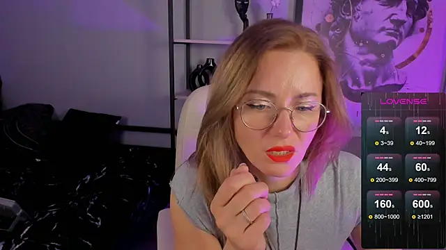 Snapshot of LadyIzabel chatting on October 28, 9:35 am LadyIzabel online show from October 28, 9:35 am