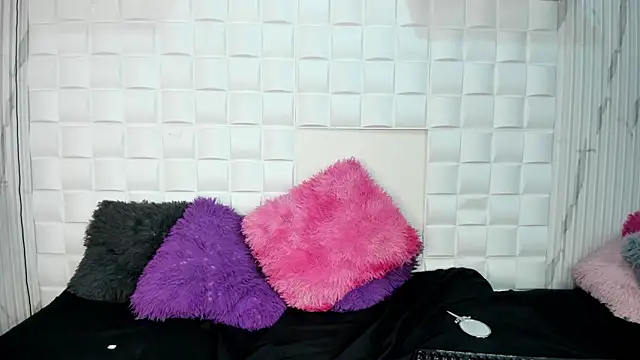 chloe moretzz  online show from December 31, 6:13 pm