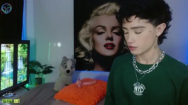 Snapshot of maxiy_001 chatting on November 16, 5:35 am maxiy 001 online show from November 16, 5:35 am